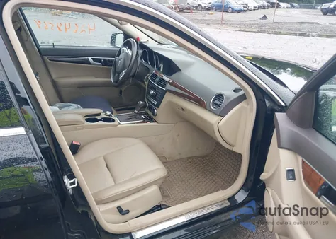 2013 Mercedes-Benz C 300 Luxury 4Matic/Sport 4Matic из США, поврежденный, VIN WDDGF8AB8DG119588